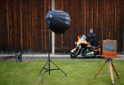 Der Lichtaufbau - Tria 6000 S Blitzgenerator mit EH Pro 6000 Blitzkopf und Grand 90 Softbox - Photo: MH Photography