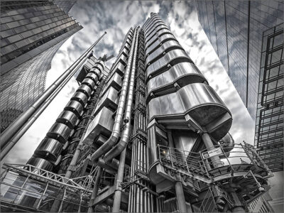 Fotografie in Schwarzweiß eines Industriegebäudes