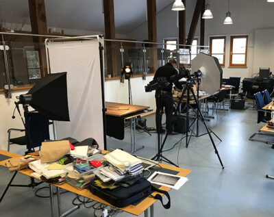 Blick in den Set-Aufbau mit Blitzgeräten, Requisiten und Studiozubehör