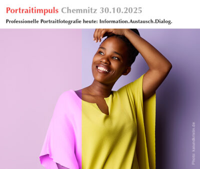 Studioportrait einer lachenden jungen Frau in knalligem Outfit vor einer Wand