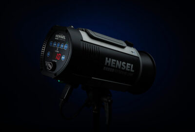 Stimmungsvolle Studioaufnahme eines Hensel Expert D Kompaktblitzes